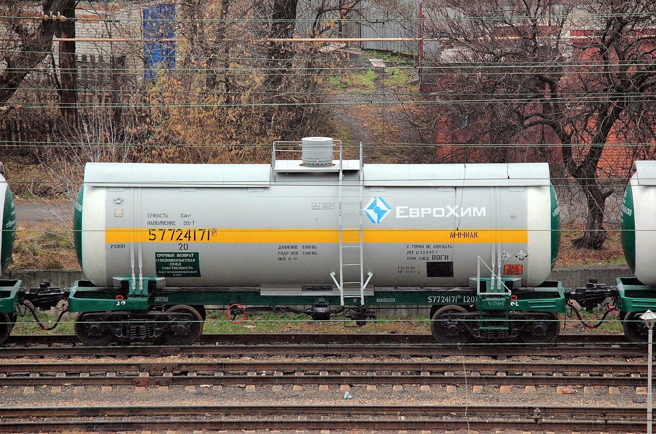 Цистерна, состав на путях, 2011